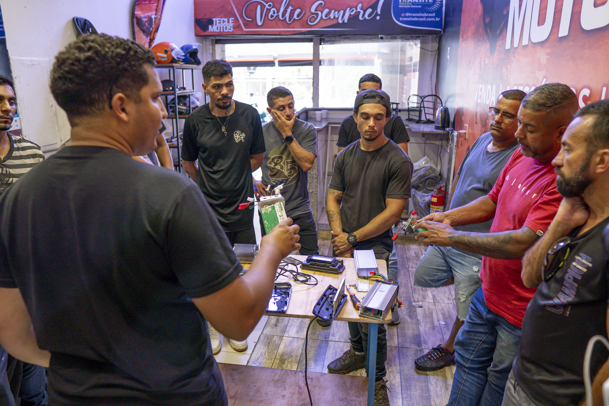 Imersão em mobilidade elétrica — alunos na oficina